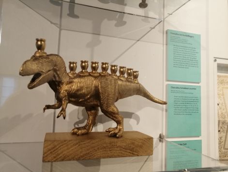 dinosgyertyatarto.jpg